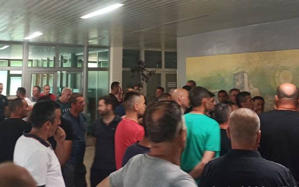 Radnici Željezare u upravnoj zgradi protestuju zbog najavljenih otkaza