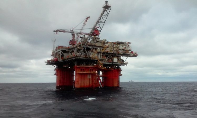 Moskva optužila Ukrajinu da je gađala naftne platforme u moru kod Krima