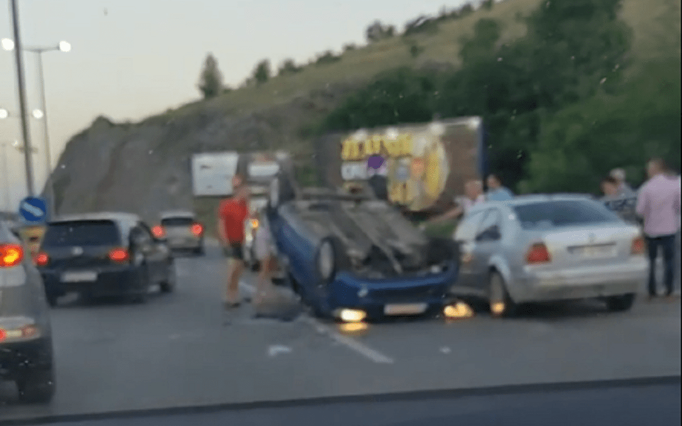 Podgorica: Automobil završio na krovu, jedna osoba prebačena u Urgentni centar