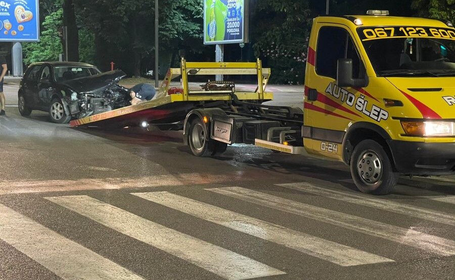 Sudar dva automobila i trotineta, vozilo završilo na krovu