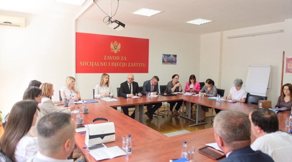 Adrović sa direktorima centara za socijalni rad: Unaprijediti sistem socijalne i dječje zaštite