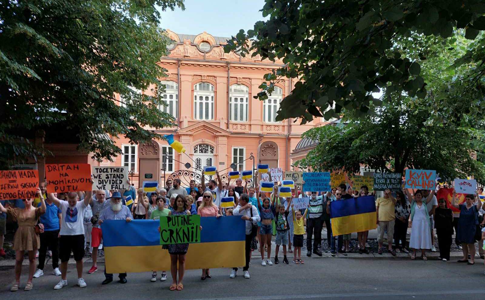 Na Cetinju održana šetnja za Ukrajinu – Putine, crkni!