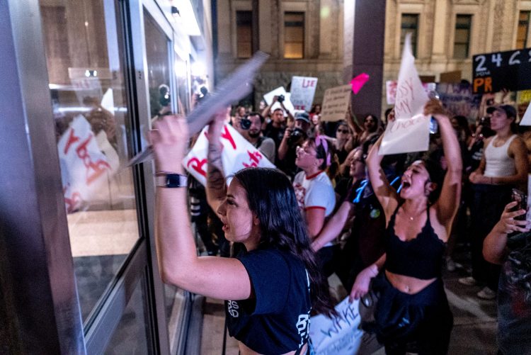 Protesti širom SAD zbog izmjena zakona o abortusu, bačen suzavac u Finiksu