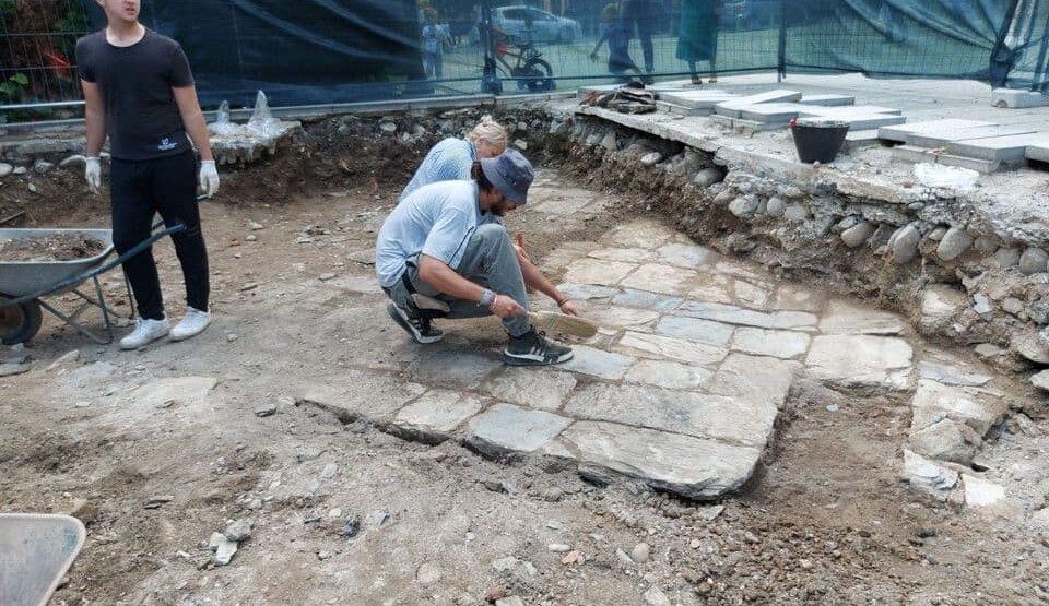 Bijelo Polje: Arheolozi na trgu došli do ploče i zida