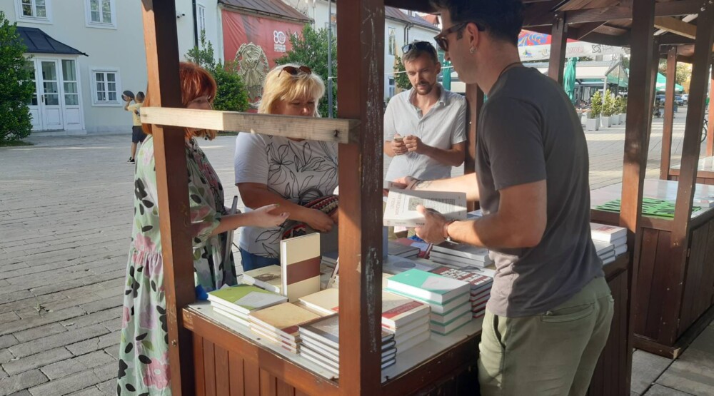 Cetinjani od prodaje knjiga donirali novac za Ukrajinu