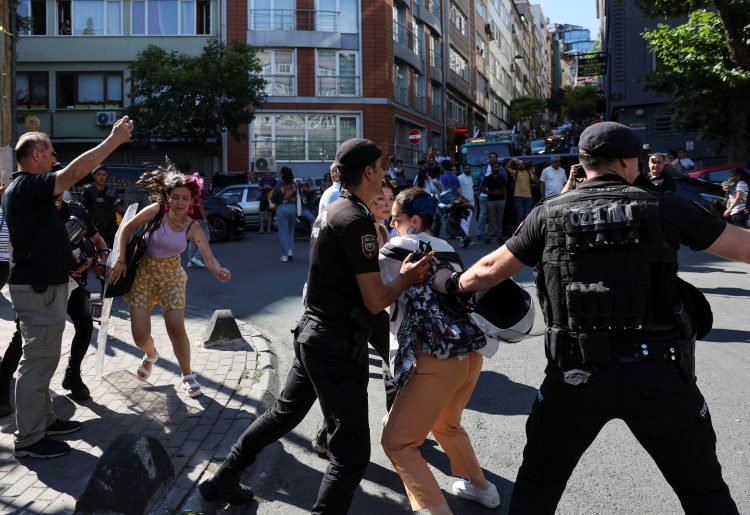 Oslobođeno više od 360 ljudi uhapšenih tokom Parade ponosa u Istanbulu