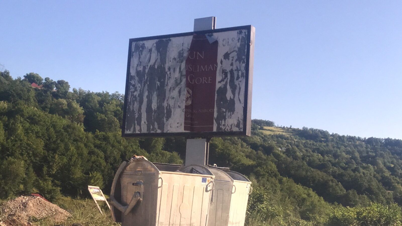 U Petnjici uništen bilbord Savjeta Muslimanskog naroda CG