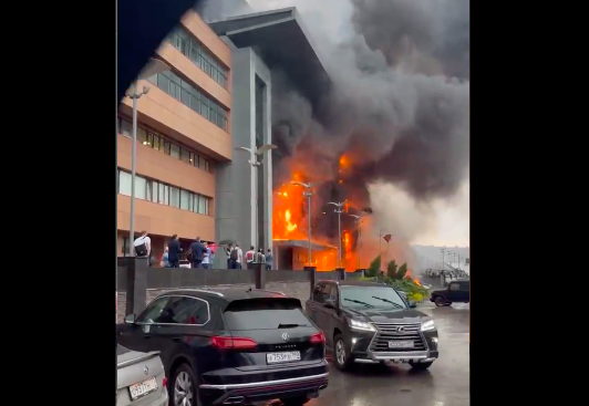 (VIDEO) Vatra progutala zgradu u središtu Moskve: Ljudi zarobljeni u plamenu, neki skakali s krova