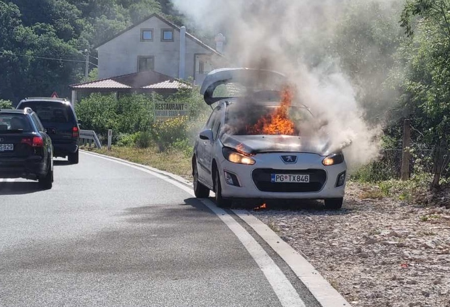 (VIDEO) Budva: Auto u plamenu u Lapčićima