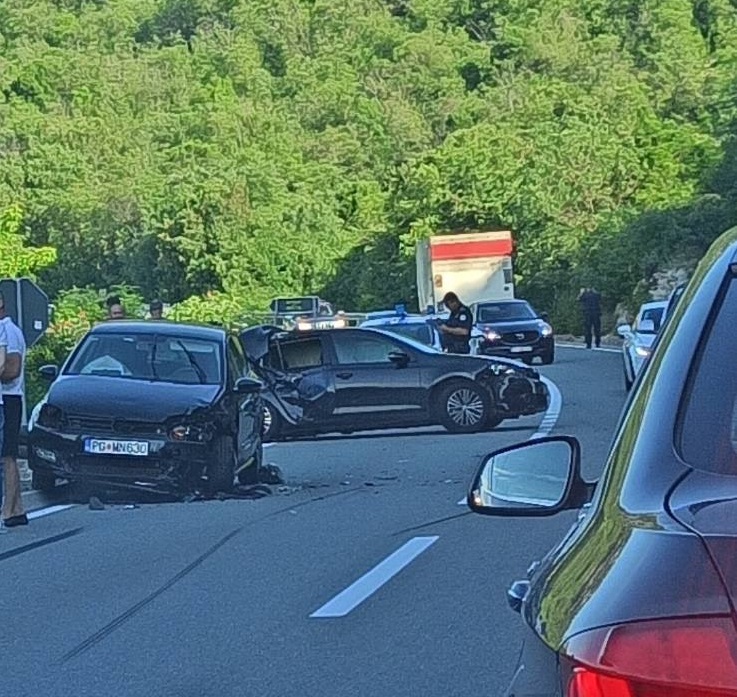 Službeno vozilo učestvovalo u udesu kod Rijeke Crnojevića: Auta havarisana, OKC nema podatke