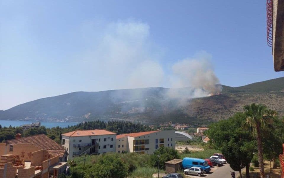 Ugašena vatra prema Sutorini, starac osumnjičen za izazivanje požara