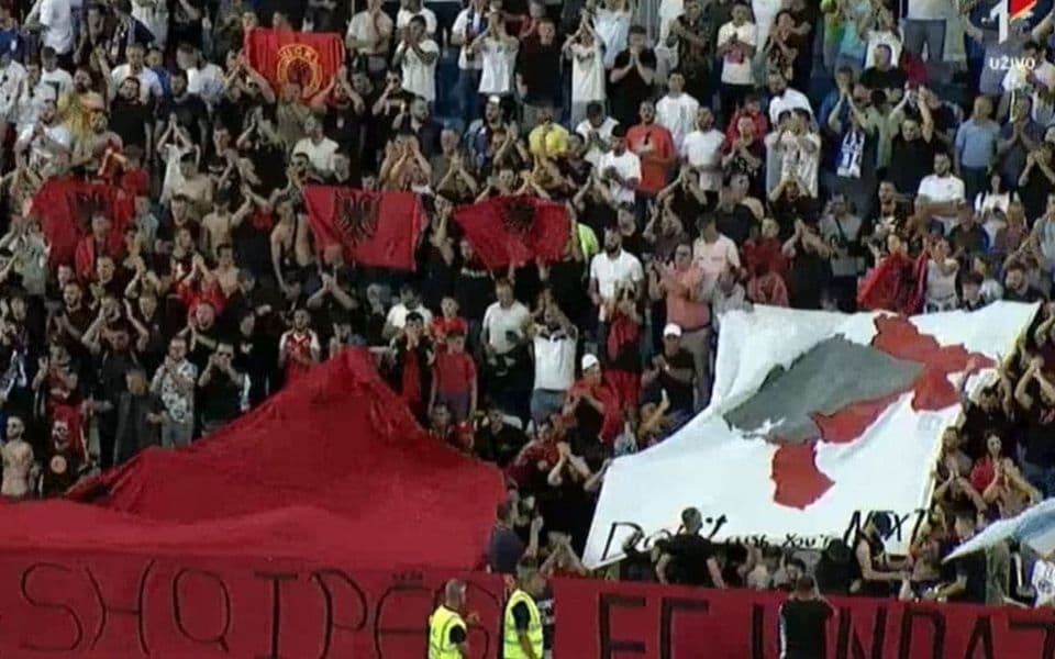 U Prištini istakli mapu podijeljene Crne Gore uz natpis “vi ste sljedeći”