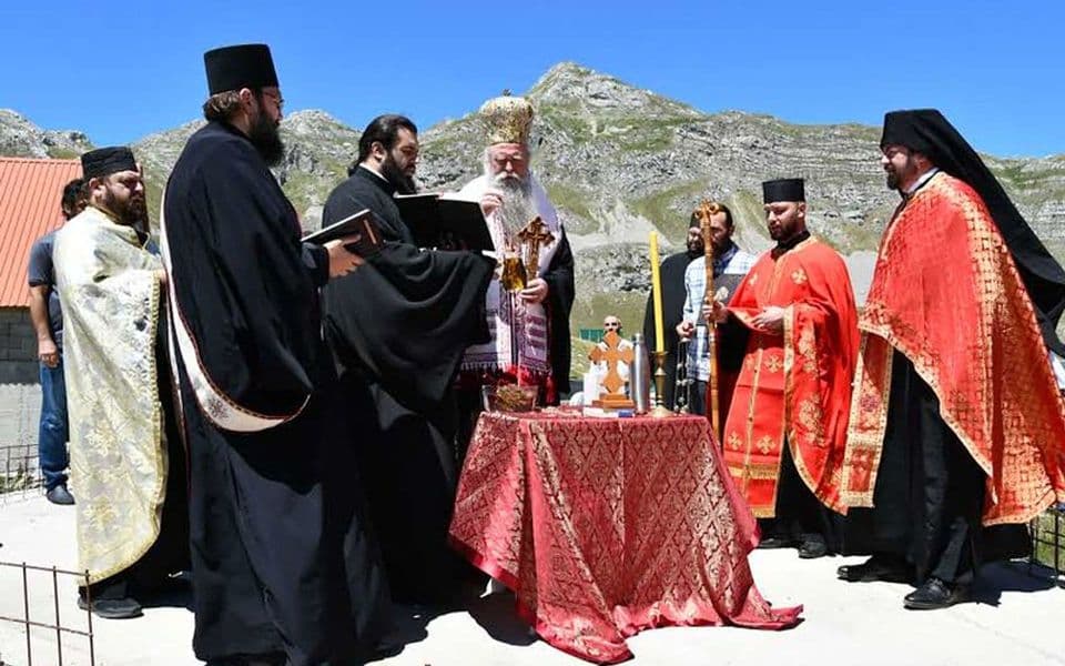 Joanikije na državnom zemljištu osveštavao temelje hrama: Da slavite srpske vitezove