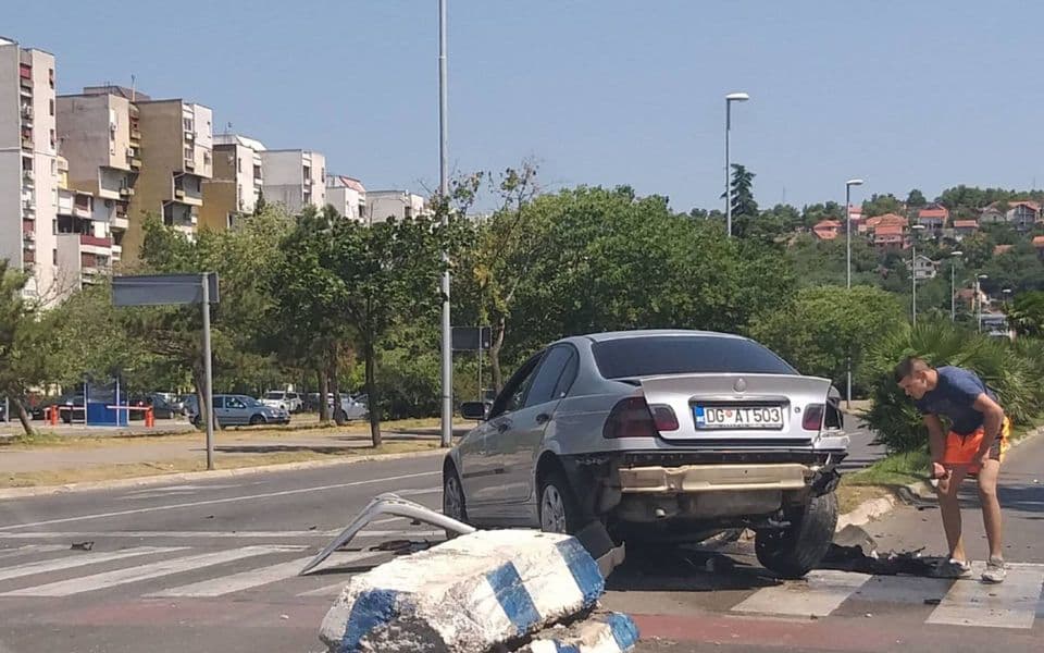 Udes u Podgorici, polomljeni semafor i betonsko ostrvo