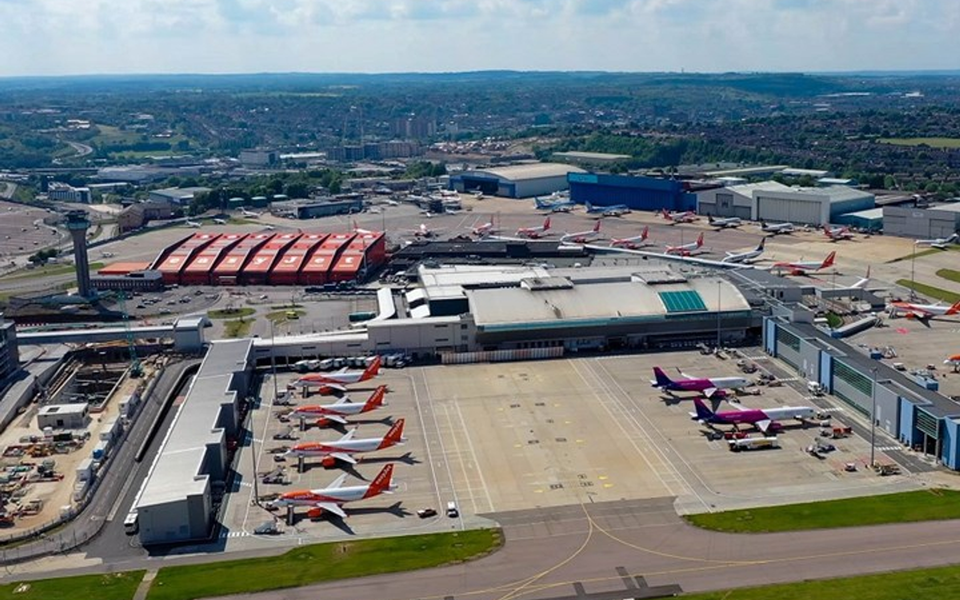 Vrelina istopila PISTU na londonskom aerodromu, letovi odloženi