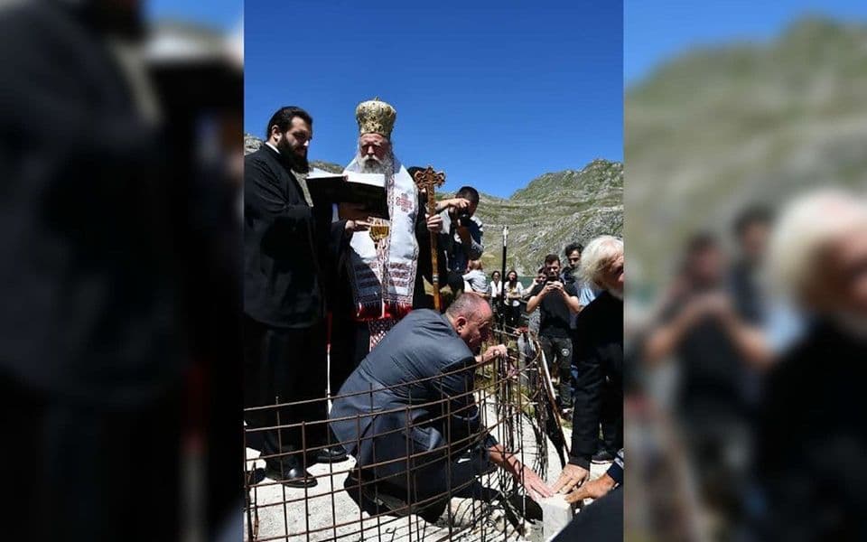 INSPEKTORI NA KAPETANOVOM JEZERU: SPC ponovo nelegalno diže crkvu na državnom zemljištu