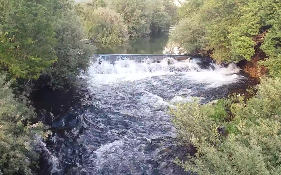 Jedni nemaju ni za piće, drugi pune bazene i zalivaju bašte