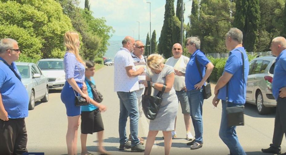 Radnici Montenego Airlinesa zgradu Vlade gađali jajima, nakratko razgovarali sa Damjanovićem: Alo, ima li koga u dom?
