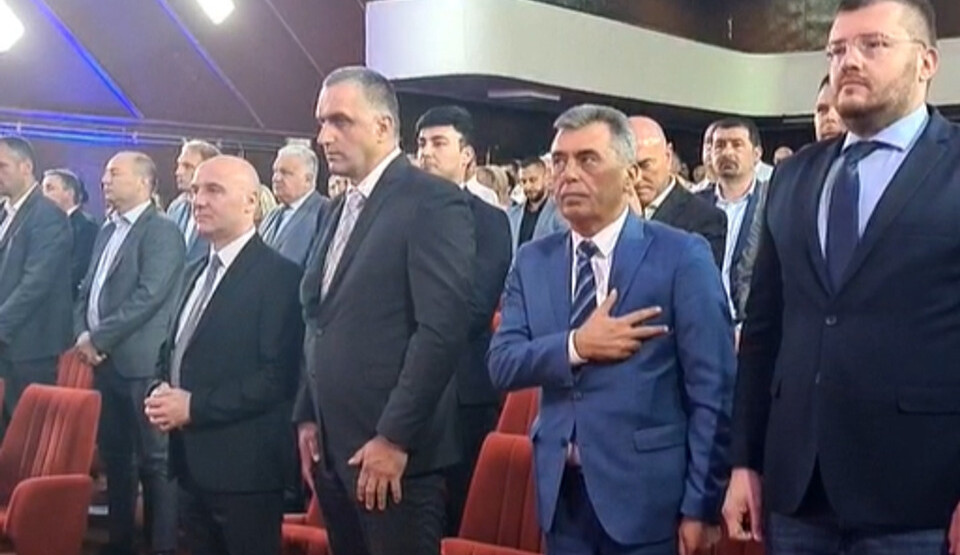 Milutin Đukanović sa tri prsta tokom intoniranja državne himne