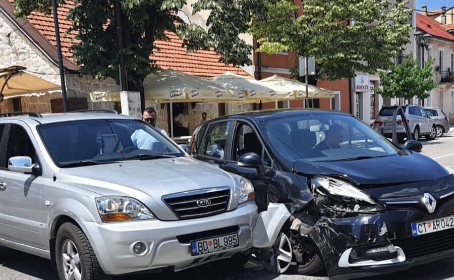 Sudar dva automobila u Bajovoj ulici na Cetinju