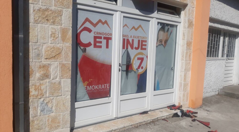 Demokrate: Iscijepani baneri na našoj kancelariji na Cetinju