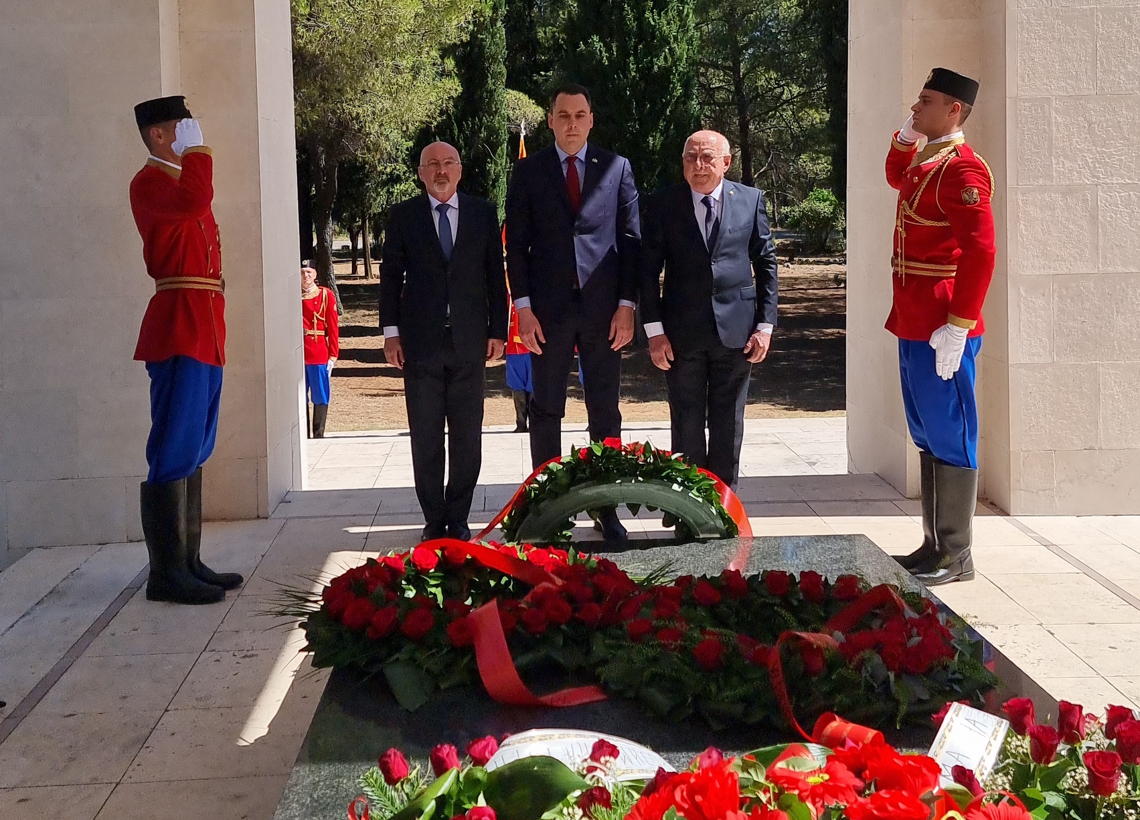 Vuković sa saradnicima položio vijenac na spomenik Partizanu borcu