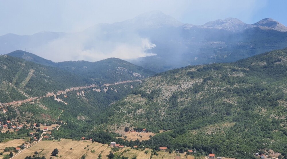 Helikopter Vojske Crne Gore uključen u gašenje požara