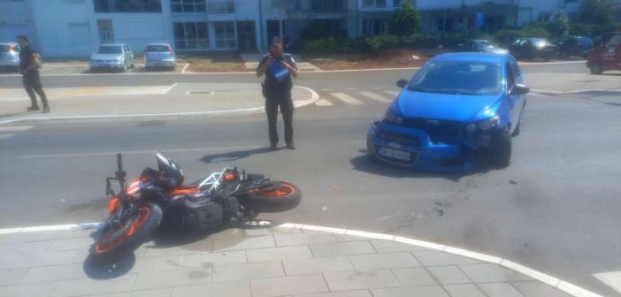 Dvije osobe povrijeđene: Sudar automobila i motora u Baru