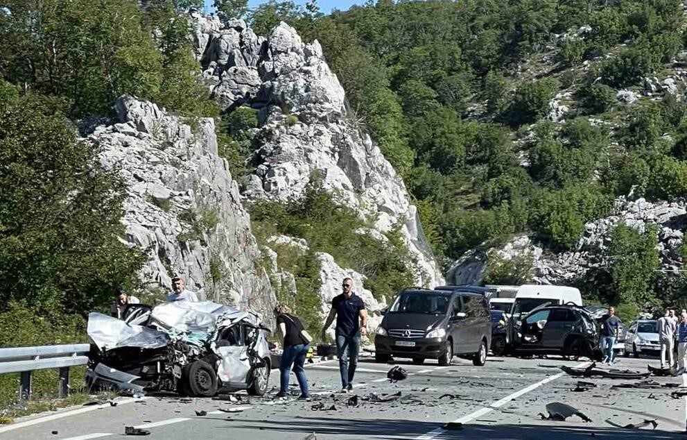 Teška saobraćajna nezgoda na Obzovici: Više osoba povrijeđeno, saobraćaj u prekidu