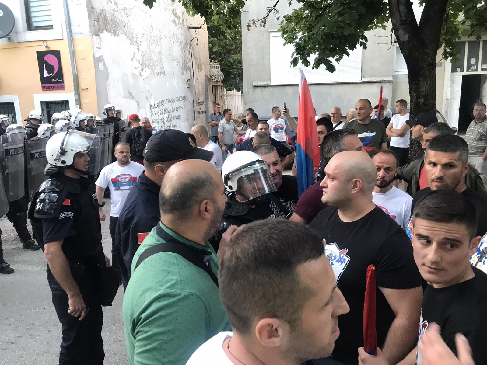 (VIDEO)Pogledajte hronologiju događaja u Nikšiću: Provokacije, srpski ekstremisti, suzavci, batinanje…