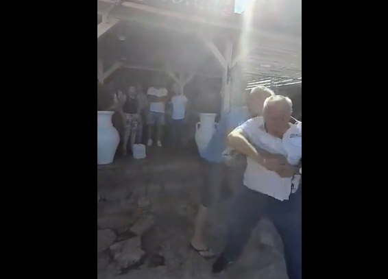 (VIDEO) Mrvaljević zaprijetio da će se zapaliti, inspekcije odložile rušenje terase “Risna”