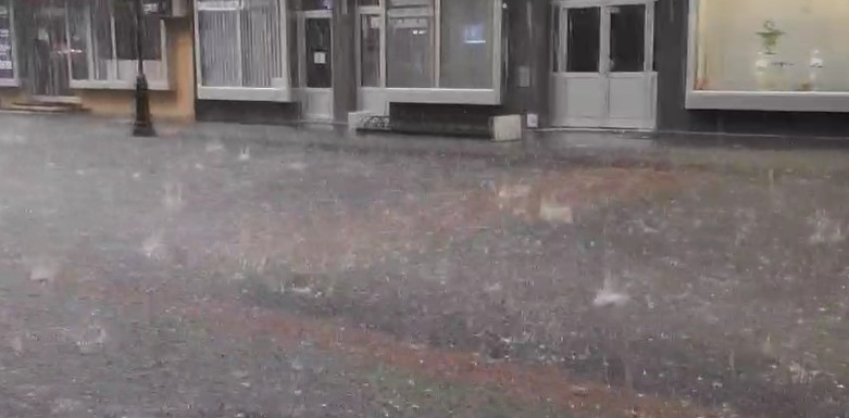 Nevrijeme u Pljevljima: Jaka kiša i grad poplavili ulice