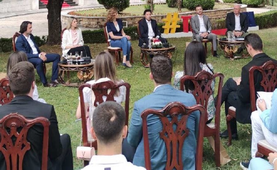 Abazović i ministri sa studentima: Uzmite stvari u svoje ruke, uključite se i nađite sebe u Crnoj Gori