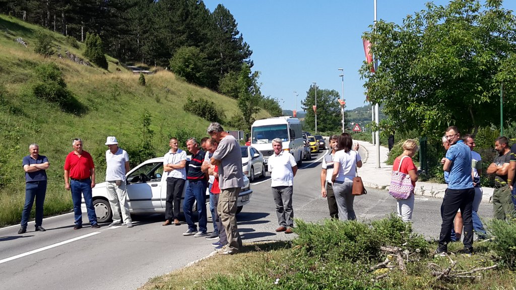 Bivši radnici “Vektre Jakić” blokirali saobraćajnicu jer Vlada nastavlja da ignoriše njihove zahtjeve