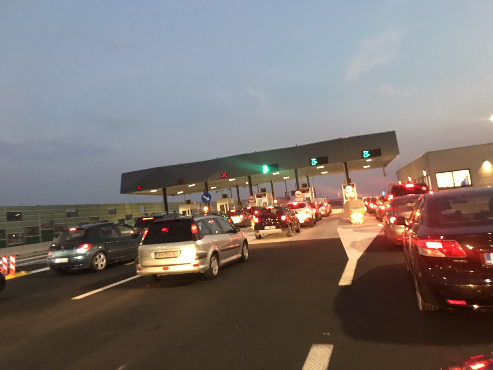 Velike gužve na naplatnim rampama na autoputu
