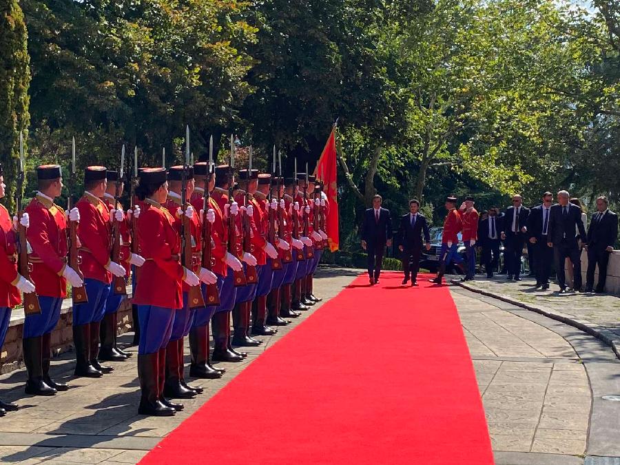 (FOTO) Abazović svečano dočekao Sančeza