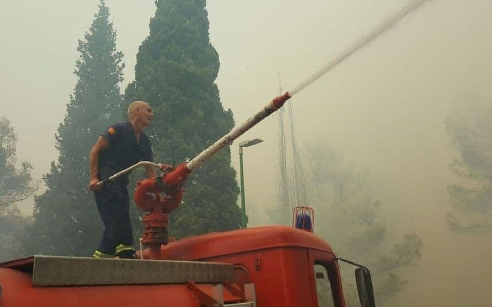 Gorio pomoćni objekat u Podgorici, bile ugrožene i kuće