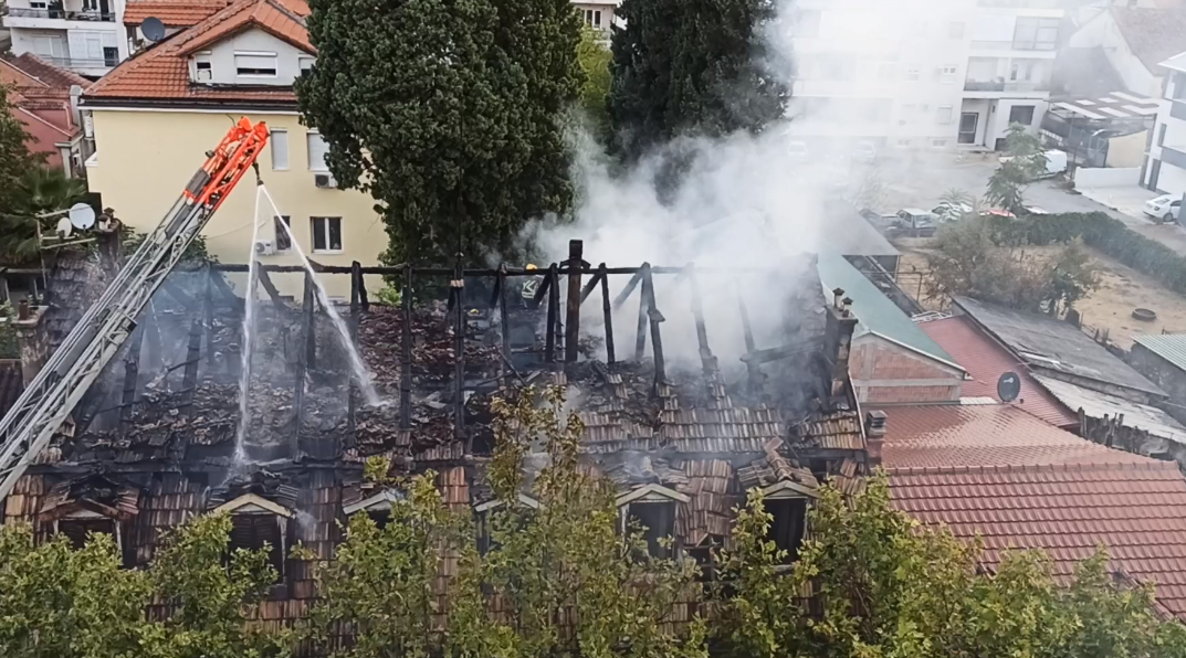 Požar u centru Podgorice, izgorio sprat kuće
