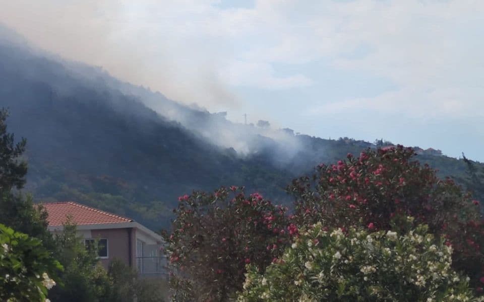 MUP: Požar iznad Njivica i dalje aktivan, ali ljudi i imovina nijesu ugroženi