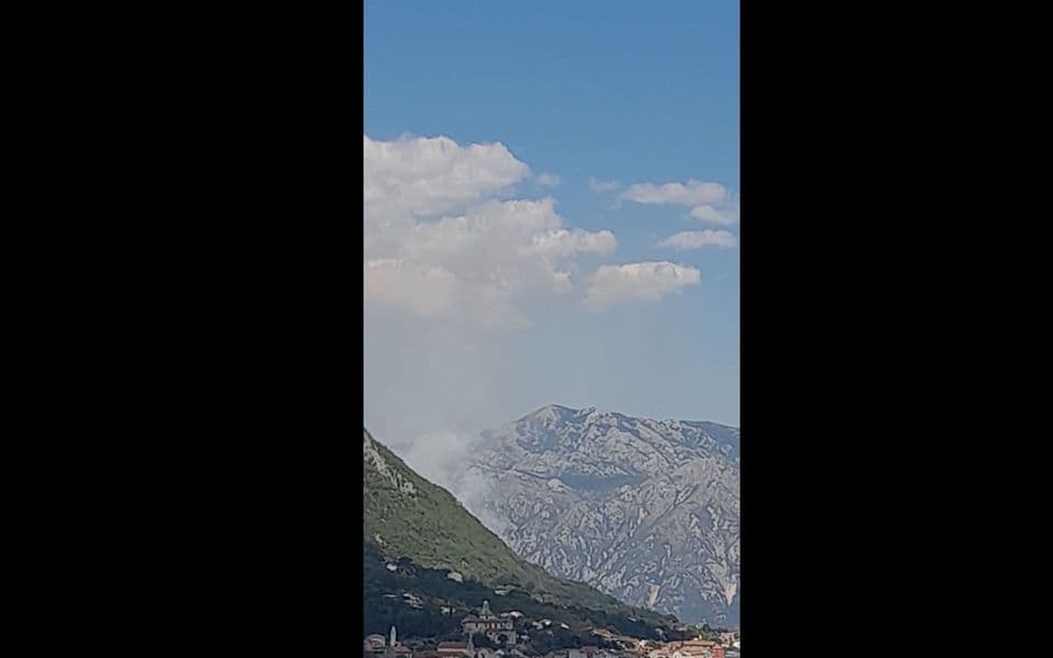 Požar u Stolivu, vatra prijeti da se proširi