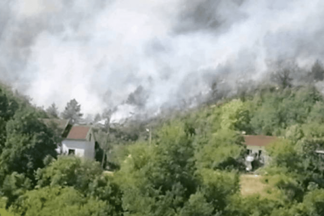 Nikšićki vatrogasci gase požar oko Nudola