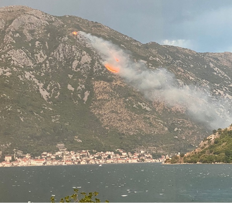 Požar iznad Perasta, zasad na nepristupačnom terenu
