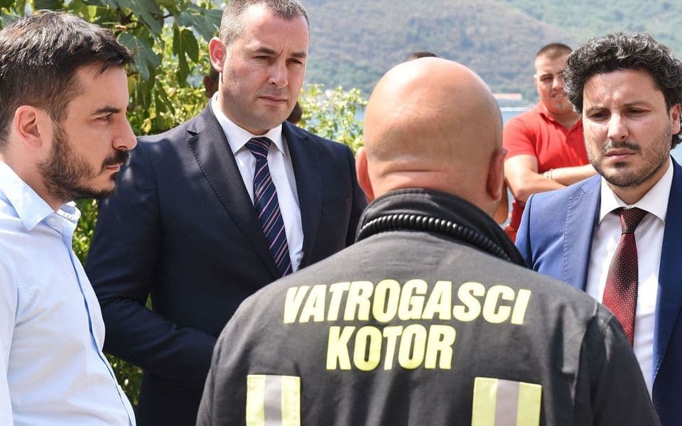 Abazović: Svi koji učestvuju u gašenju požara biće nagrađeni od države