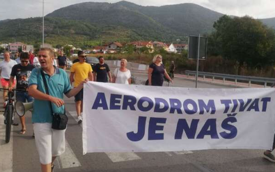 Održana prva protestna šetnja: Građani ne žele koncesiju Aerodroma Tivat