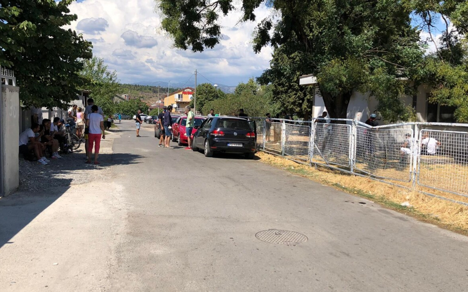 Više desetina zavisnika ispred Doma zdravlja na Koniku čekaju da prime terapiju