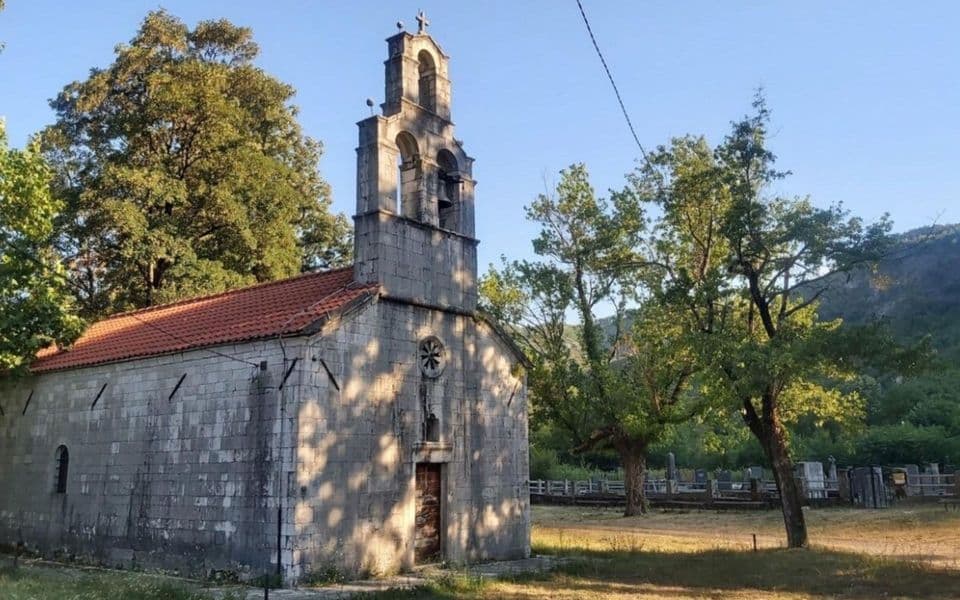 Zašto SPC, pored vlasništva nad seoskim crkvama, traži i groblja?