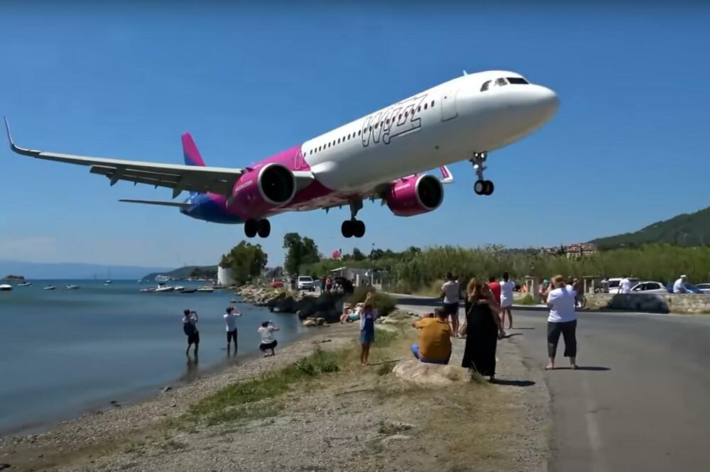(VIDEO) Pogledajte koliko je malo falilo avionu da pokosi ljude na aerodromu na Skijatosu