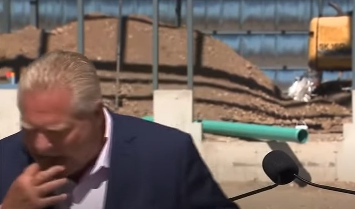 (VIDEO) Političaru tokom govora pčela uletjela u usta, progutao je