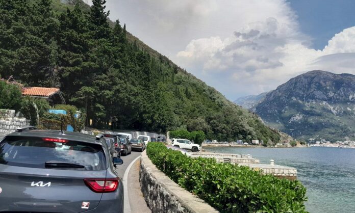 Požar u Kamenarima spustio se do magistrale, saobraćaj se odvija otežano