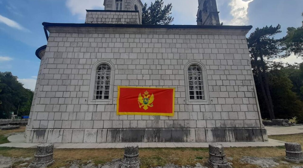 Crnogorska zastava i na Dvorskoj crkvi na Ćipuru